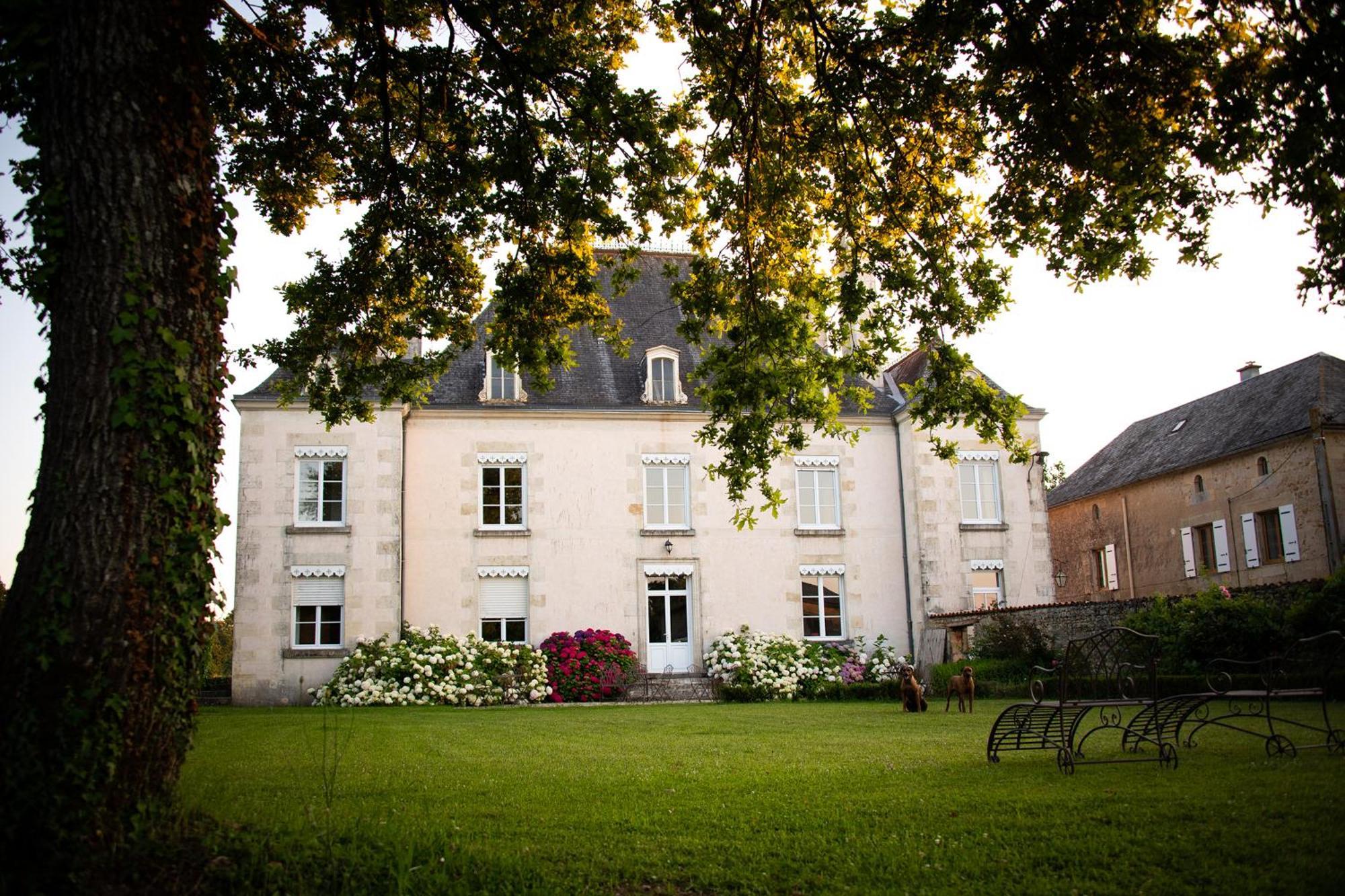 Bed and Breakfast Domaine De La Briouse Sanxay Экстерьер фото